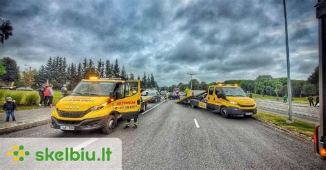 Reaguojantis techninės pagalbos automobilis kelyje, pasiruošęs suteikti pagalbą