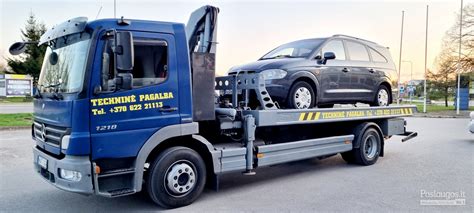 Traliukas, pervežantis automobilį Lazdijų apylinkėse