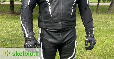 Motociklininko apranga su visomis apsaugomis: šalmas, striukė, kelnės, pirštinės, batai