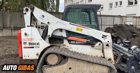 Tematinė nuotrauka: Bobcat mini krautuvas dirbantis statybvietėje