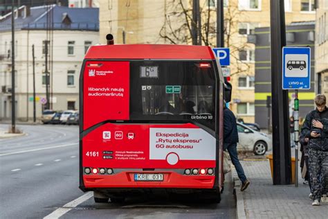 Autobuso Paryžiuje galas su greičio apribojimo lipdukais