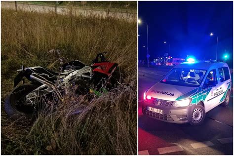 Motociklininkas po avarijos bando atsikelti kelkraštyje