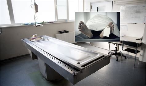Teismo medicinos ekspertas atliekantis autopsiją, instrumentai