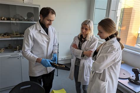 Teismo medicinos eksperto su atpažinimo apyranke nuotrauka