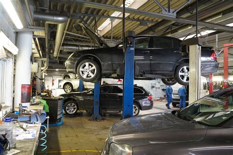 Teminė nuotrauka: autoservisas, keičiamos padangos