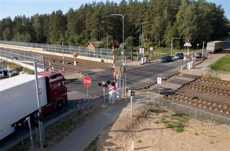 Infrastruktūros valdytojo scheminis vaizdas, rodantis pervažų stebėjimo centrą su vaizdo kamerų tinklu ir žymomis, nurodančiomis kamerų išdėstymą intensyvaus eismo vietose.