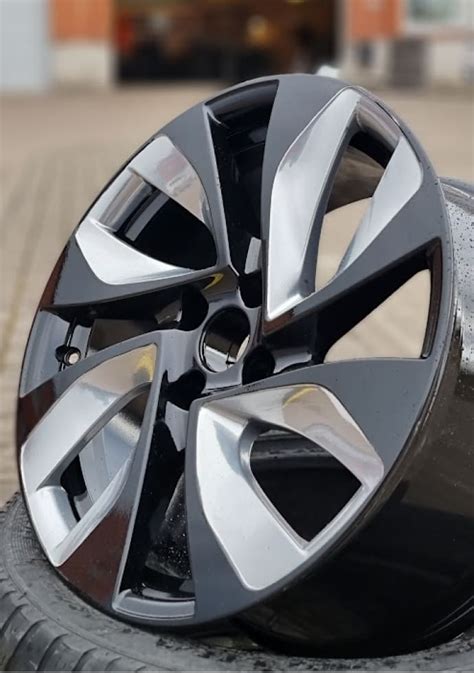 Lietų ir plieninių ratlankių pavyzdžiai Nissan Rogue automobiliui