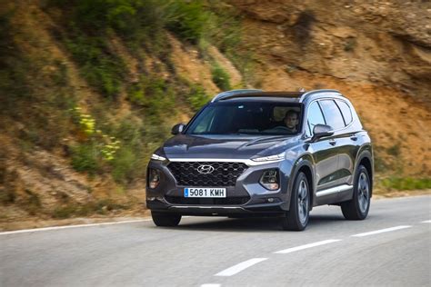 Naujausios kartos Hyundai Santa Fe eksterjero ir interjero nuotraukos