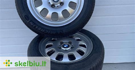 Nuotrauka su įvairiais R19 ratlankiais, skirtų BMW automobiliams, pavaizduojant skirtingus dizainus ir gamintojus.
