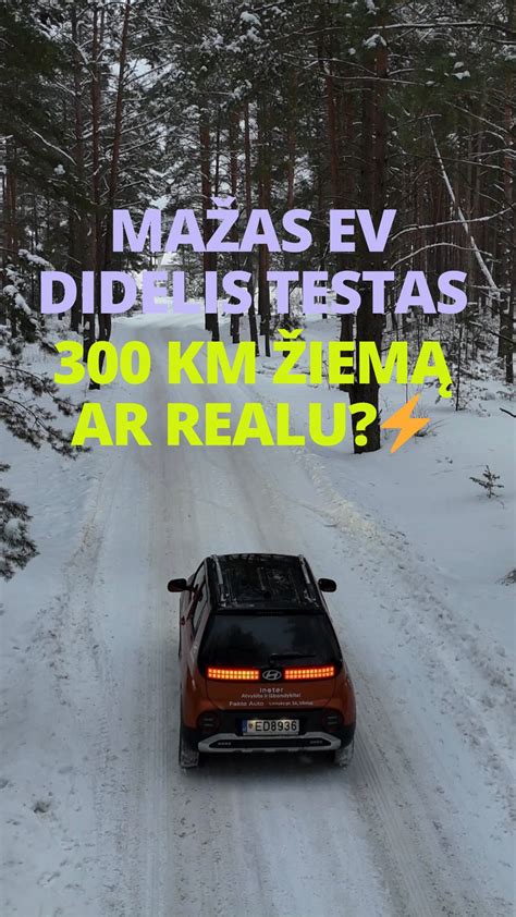automobilis su didesne prošvaisa mieste žiemą