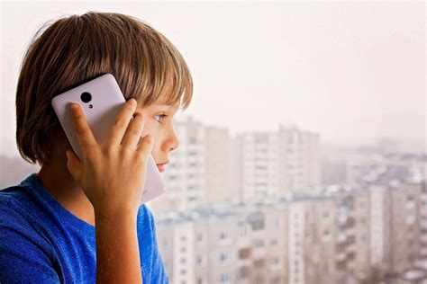 Tematinė nuotrauka: žmogus kalba telefonu prie kompiuterio su atidarytu kalendoriumi