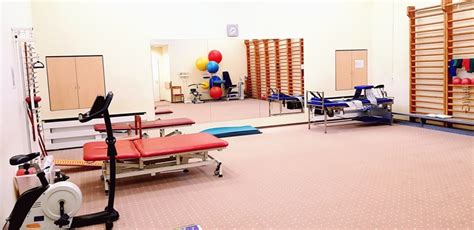 Reabilitacijos centro su kineziterapijos įranga iliustracija