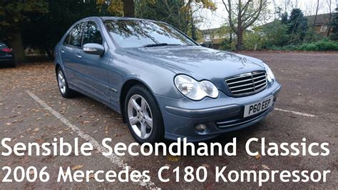 Autoelektrikas dirbantis su Mercedes-Benz W203