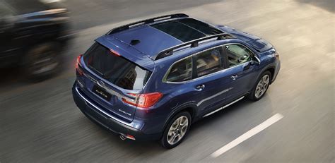 „Subaru“ automobilio interjero vaizdas su modernia magnetola