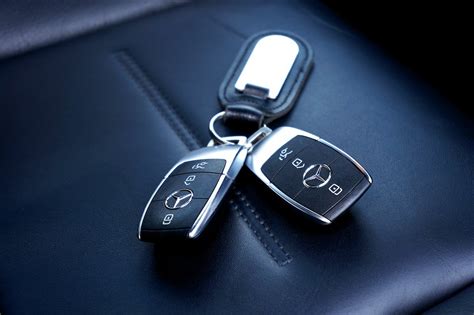 Teminė nuotrauka su automobilio rakteliais ir skaičiuotuvu