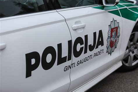 Vairuotojas už vairo, akcentuojantis ekovairavimo principus ir degalų taupymą