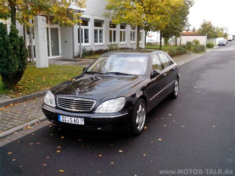 Mechanikas tikrinantis Mercedes-Benz W220 variklį