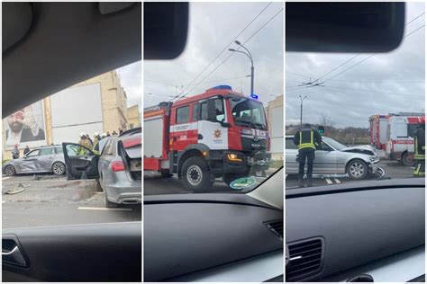 Avarijos vieta Prienuose su policijos pareigūnais ir sudaužytais automobiliais