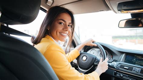 Tematinė nuotrauka: žmogus, naudojantis automobilio navigaciją kelionėje