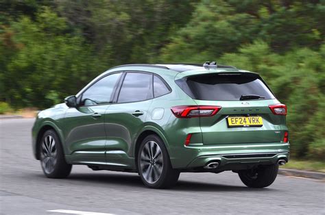 Tematinė nuotrauka su Ford Kuga ir Ford Mustang modeliais, pabrėžiant jų skirtumus ir bendrus bruožus