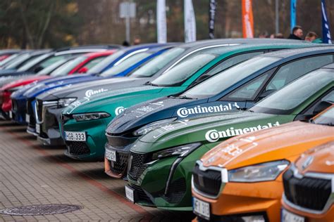 Nuotrauka iš Lietuvos Metų automobilio konkurso bandymų poligono, su įvairiais Kinijos gamintojų modeliais
