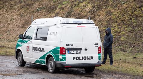 Automobilis važiuojantis per rudenišką lapuotą kelią