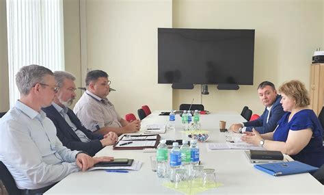 iliustracija su profesinės sąjungos atstovais, diskutuojančiais su darbdavio vadovybe
