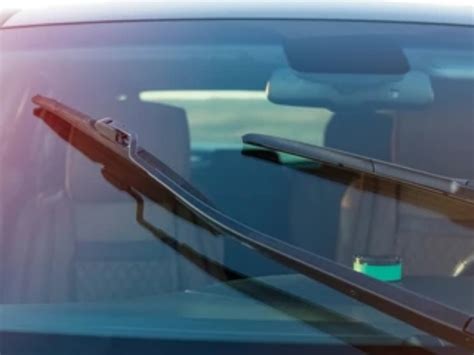 Teminė nuotrauka, vaizduojanti automobilio priekinį stiklą su valytuvais per lietų