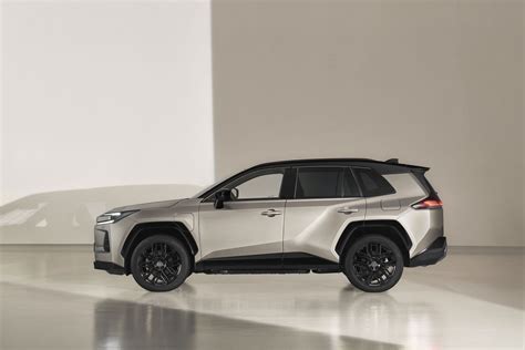 Naujojo Toyota RAV4 eksterjero dizainas, pabrėžiantis tvirtas linijas ir modernią visureigio išvaizdą.