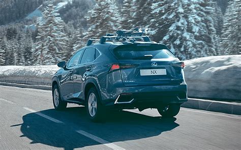automobilis su žieminėmis padangomis ant snieguoto kelio