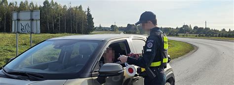 nuotrauka su Justinu Valašinu prie automobilio „Audi“ teismo salėje