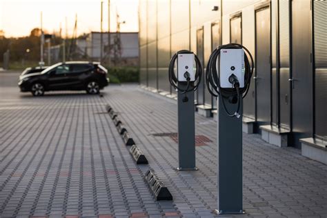 Dinaminio galios valdiklio veikimo schema su elektromobilio įkrovimo stotele ir saulės elektrine
