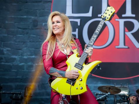 Lita Ford koncertuoja, šviesiaplaukė, galinga.