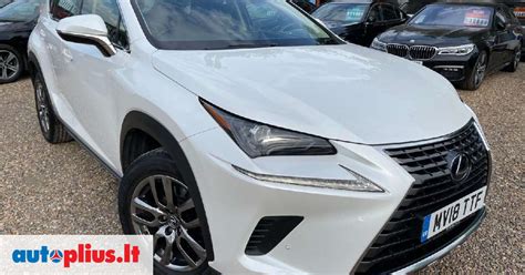Lexus UX priekinė dalis su LED žibintais