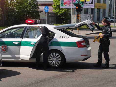 Automobilis manevruoja atbuline eiga stovėjimo aikštelėje