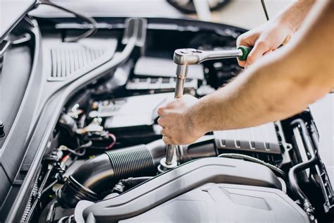 Teminė nuotrauka su KEMI serviso mechanikais, atliekančiais BMW diagnostiką