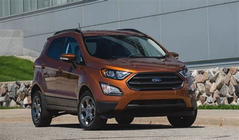 Ford EcoSport automobilio eksterjero nuotrauka, pabrėžianti kompaktišką visureigio dizainą