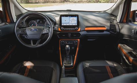 Ford EcoSport interjero nuotrauka, vaizduojanti prietaisų skydelį ir infotainment sistemą