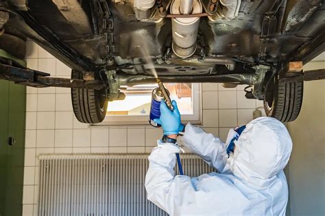 Teminė nuotrauka, vaizduojanti pažeistą automobilio dugną ar plastikines apsaugas
