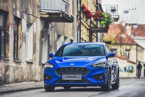 Ford Focus hečbeko ir universalo šoninis palyginimas