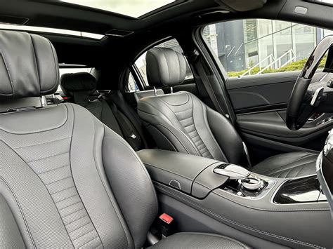 automobilio interjeras su panoraminiu stogu