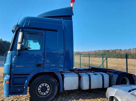 Vilkikas tempiantis automobilį iš degalinės