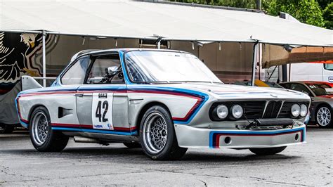 Retro nuotrauka, kurioje matomas klasikinio BMW 3.0 CSL dizainas, pabrėžiantis jo istorinę reikšmę.