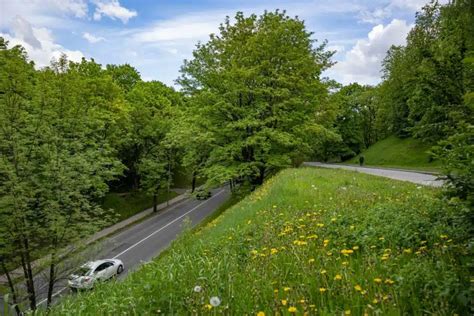 Serpantinų kelias Alpėse, automobilis važiuoja kalno šlaitu, vaizdingas vaizdas
