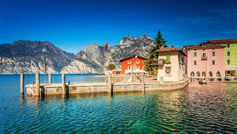 Hallstatt miestelis prie ežero, apsuptas kalnų, atspindys vandenyje
