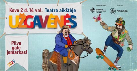 Teatro aikštės panorama su susirinkusiais žmonėmis renginio metu