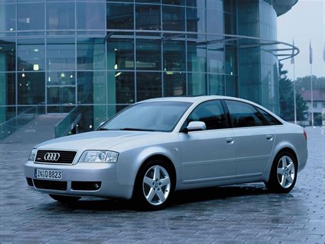 Audi A6 C5 2002 m. salono vaizdas su išryškintomis apdailos detalėmis