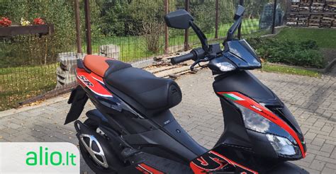 Mopedas arba motoroleris su vairuotoju