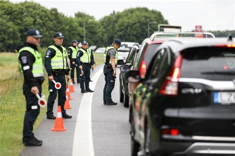 Teminė nuotrauka: besimokantysis vairuoti automobilį su instruktoriumi