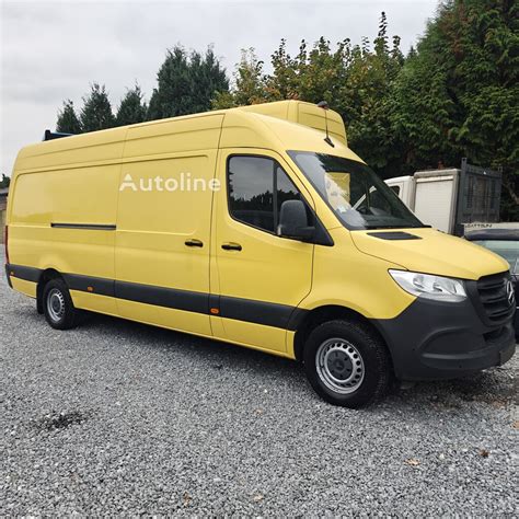 Tematinė Mercedes-Benz Sprinter krovininio furgono nuotrauka, demonstruojanti jo erdvumą ir modernų dizainą